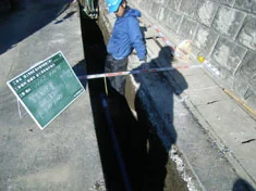 道路水道本管工事:舗装下での配管作業
