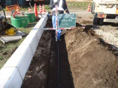 屋外給排水工事:道路沿いでの配管作業